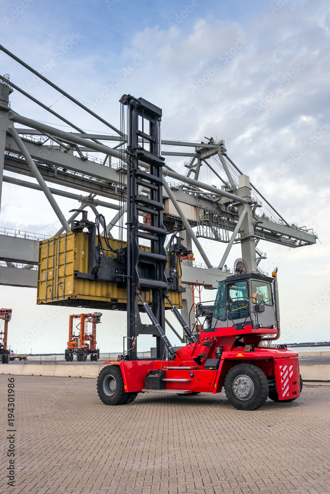 Mobile cargo container shipping port Mobile cargo container shipping port