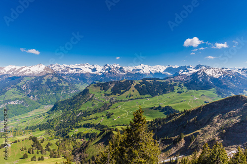 Schweizer Berge mit schneebedeckten Gipfeln photo