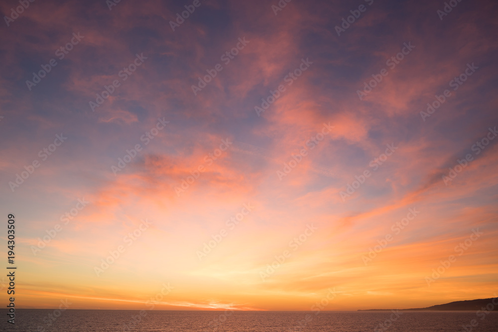 Naklejka premium Sunset evening sky over sea