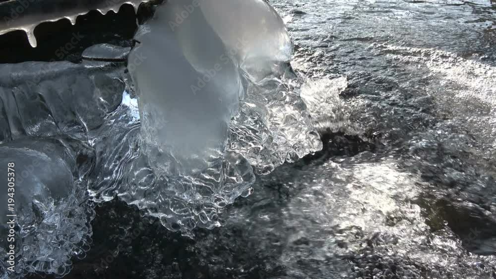 Glitzernde Eisglocken, Eisgebilde, am Bach im Winter, Kälte, Frost, Spessart, gefrorenes Wasser