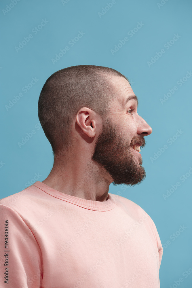 Naklejka premium Isolated on blue young casual man smiling and enjoying at studio
