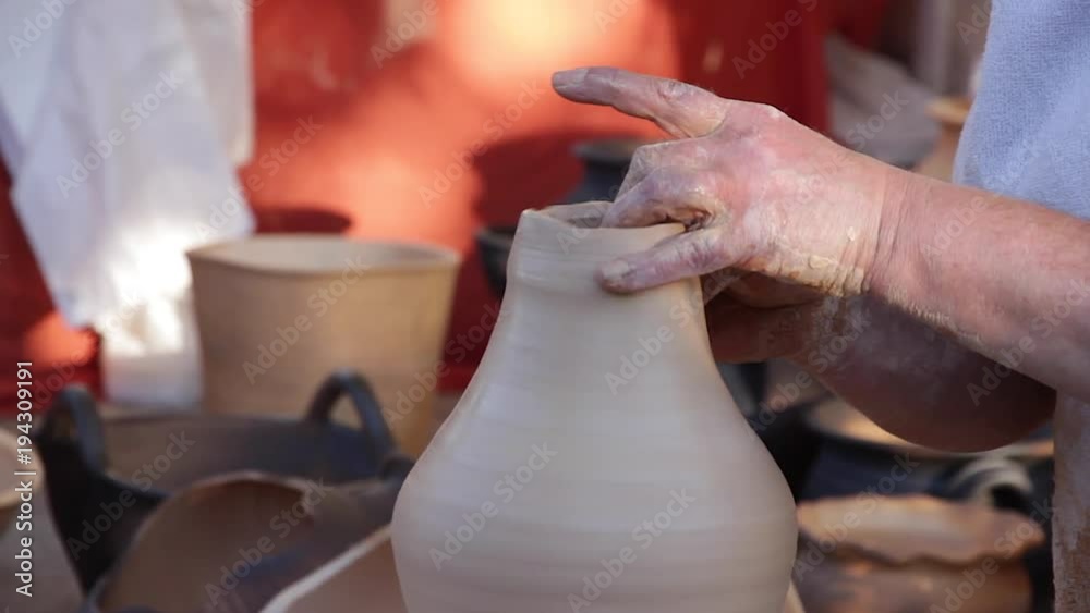 Alfarera acabando una vasija de barro de estilo tradicional en el torno