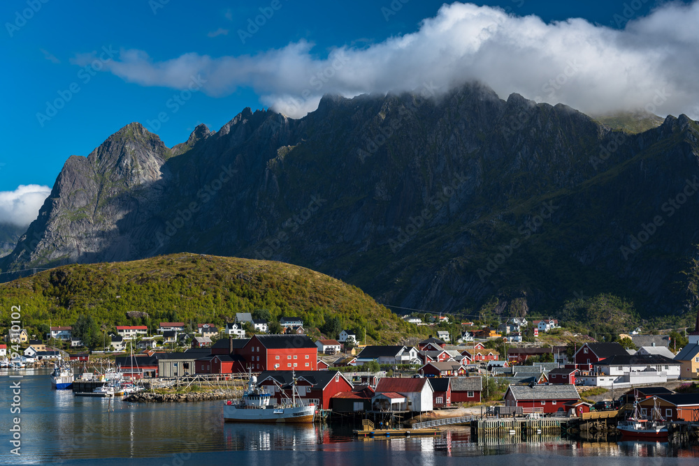 Fischerdorf Reine auf den Lofoten Norwegen Fischerdorf Reine auf den Lofoten Norwegen