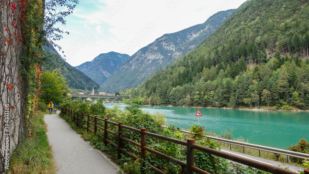 Fototapeta premium Etschradweg Richtung Bozen