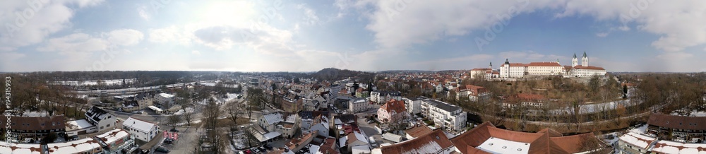 Luftaufnahme der bayerischen Stadt Freising in Deutschland, Panoramablick