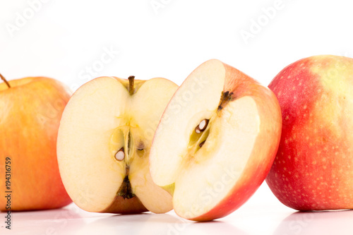 zwei Äpfel und ein aufgeschnittener Apfel