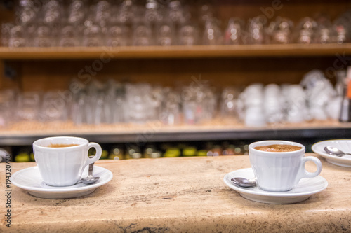 Espresso Tassen in Bar auf Tresen in Toskana, Italien