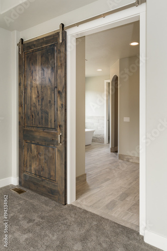 Fotografi Modern Rustic Sliding Barn Door