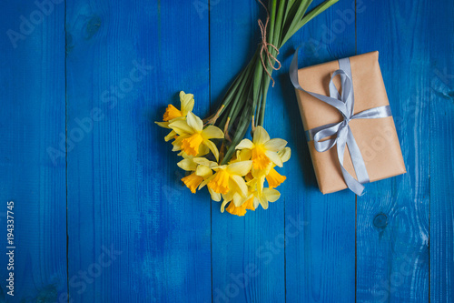Fototapeta Naklejka Na Ścianę i Meble -  Flowers Greeting Card . Spring easter background with daffodils bouquet and gift