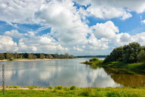 An der Elbe, ursprüngliche Flußlandschaft, naturbelassen, nicht begradigt photo