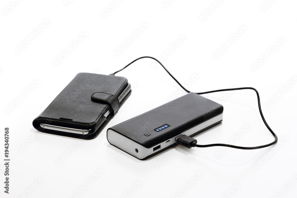 Powerbank mit Smartphone isoliert auf weißem Untergrund Powerbank mit Smartphone isoliert auf weißem Untergrund
