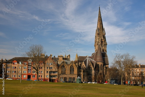 Edynburg, Szkocja, architektura miasta, budynki, strzelista wieża zabytkowego kościoła, trawnik w parku, wczesna wiosna, słonecznie #194343734