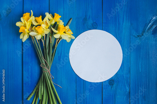 Fototapeta Naklejka Na Ścianę i Meble -  Spring easter background with daffodils bouquet on blue wooden table