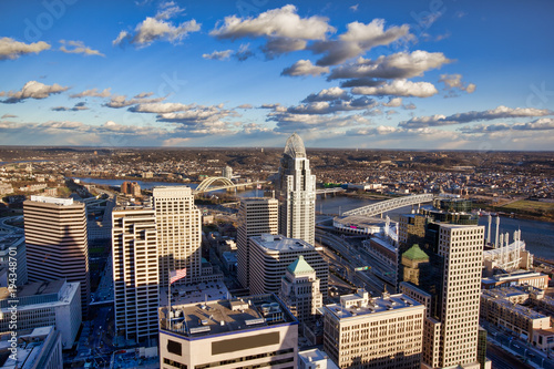 Cuadro en lienzo Aerial view of the downtown Cincinnati skyline along the Ohio riverfront
