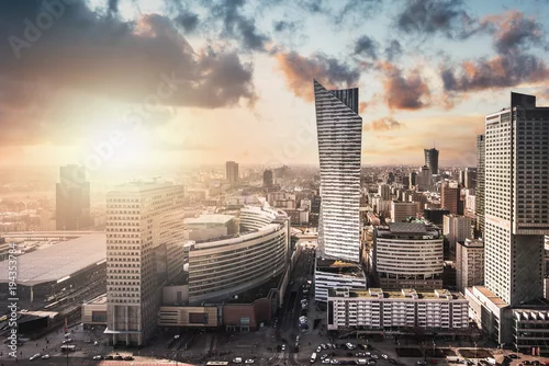 Fototapeta Widok na panoramę Warszawy. Panoramiczny pejzaż miasta w środkowej Polsce.