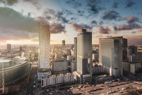 Widok miejski na panoramę Warszawy. Panoramiczny pejzaż miasta w centralnej Polsce.