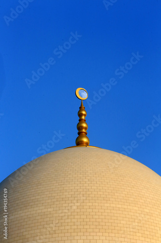 Dôme et flèche. Croissant de lune. Mosquée Sheikh Zayed. 1995. Abou Dhabi. / Sheikh Zayed Mosque. 1995. Emirate of Abu Dhabi.