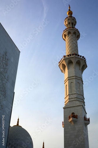 Minaret. Mosquée Sheikh Zayed. 1995. Abou Dhabi. / Sheikh Zayed Mosque. 1995. Emirate of Abu Dhabi.