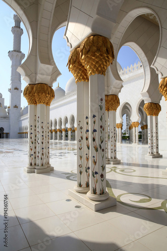 Couloirs et colonnes. Mosquée Sheikh Zayed. 1995. Abou Dhabi. / Arches surrounding central courtyard. Sheikh Zayed Mosque. 1995. Emirate of Abu Dhabi..