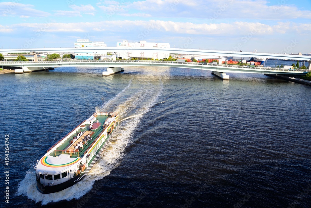 お台場明美大橋を通り過ぎる観光船
遊覧船の白い波が迫力ある。