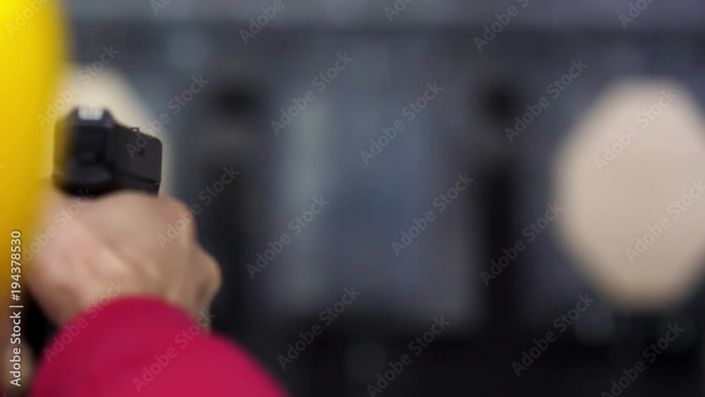 Stockvideon Back view of man shoots a gun at shooting range close up