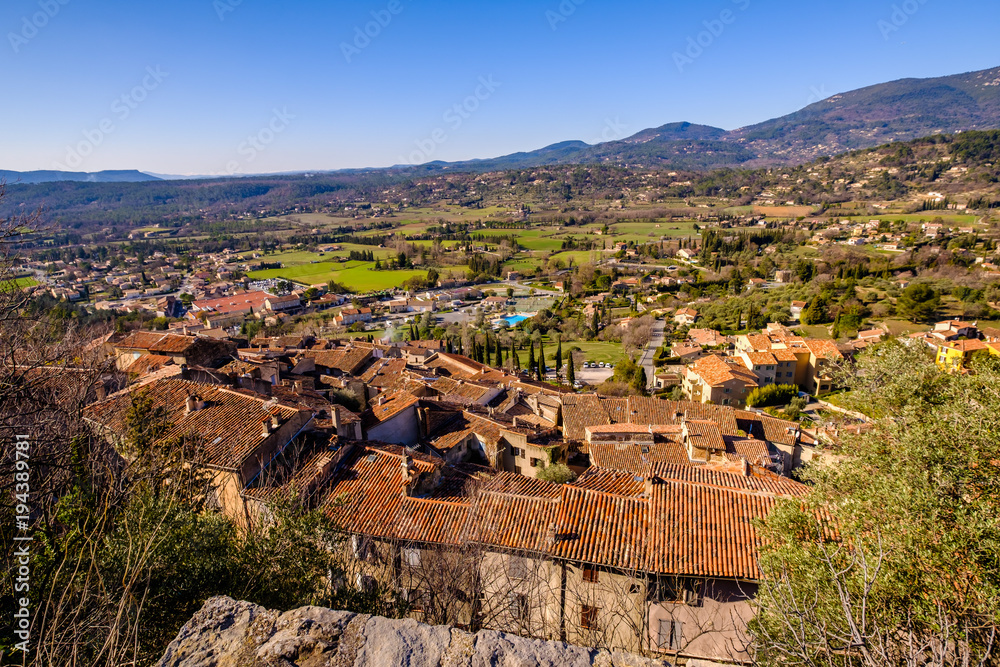 Vue panoramique depuis le sommet du village de Fayence, Provence, France.	