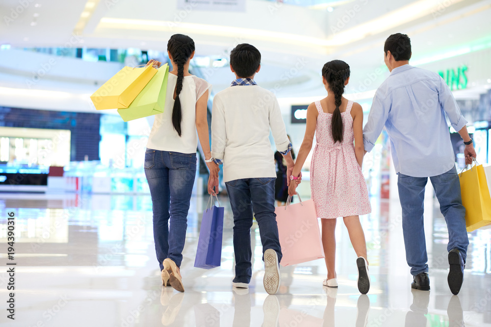Naklejka premium Family enjoying shopping