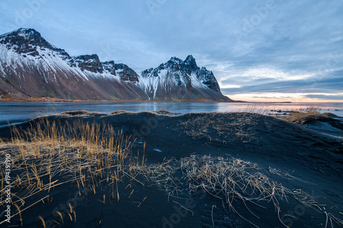 niesamowity dziki krajobraz Stokksnes, Islandia