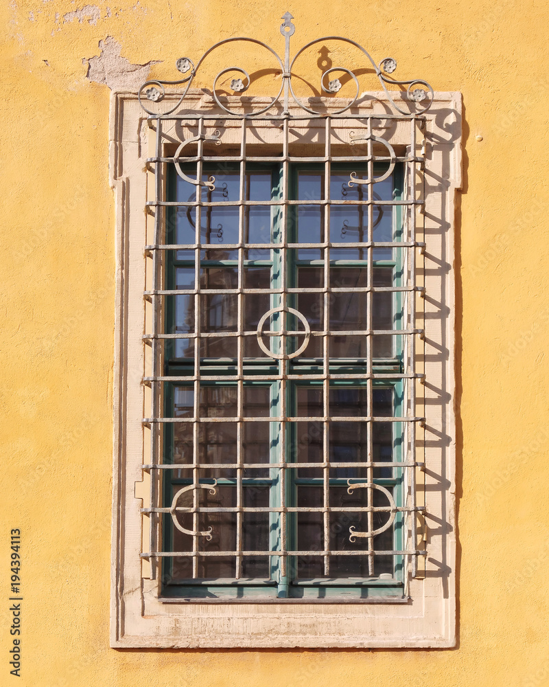 Obraz premium old vintage window, building detail