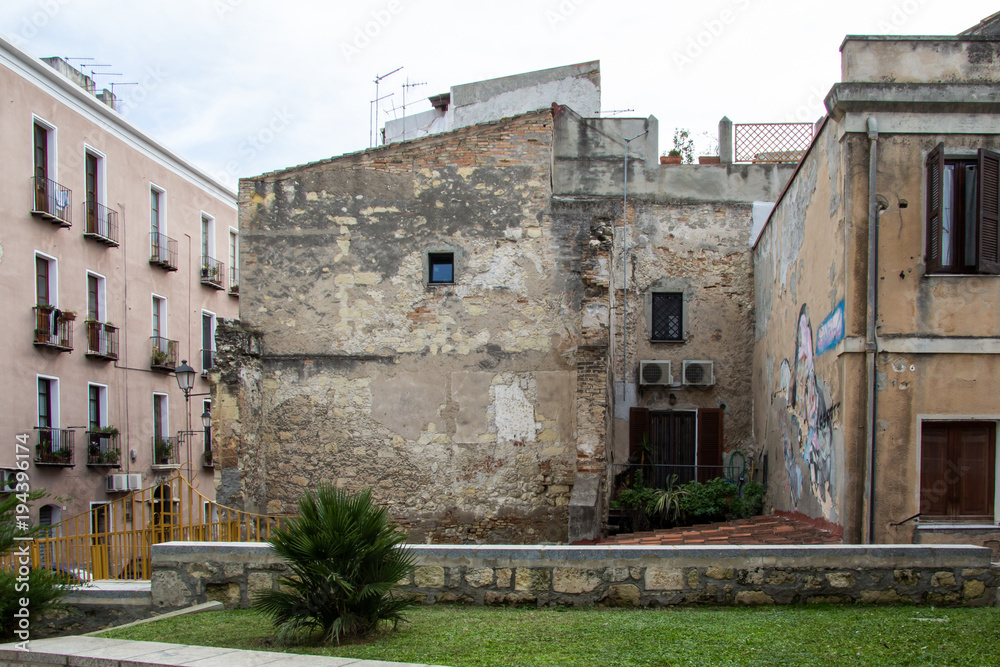 Cagliari: vecchi palazzi nel quartiere 