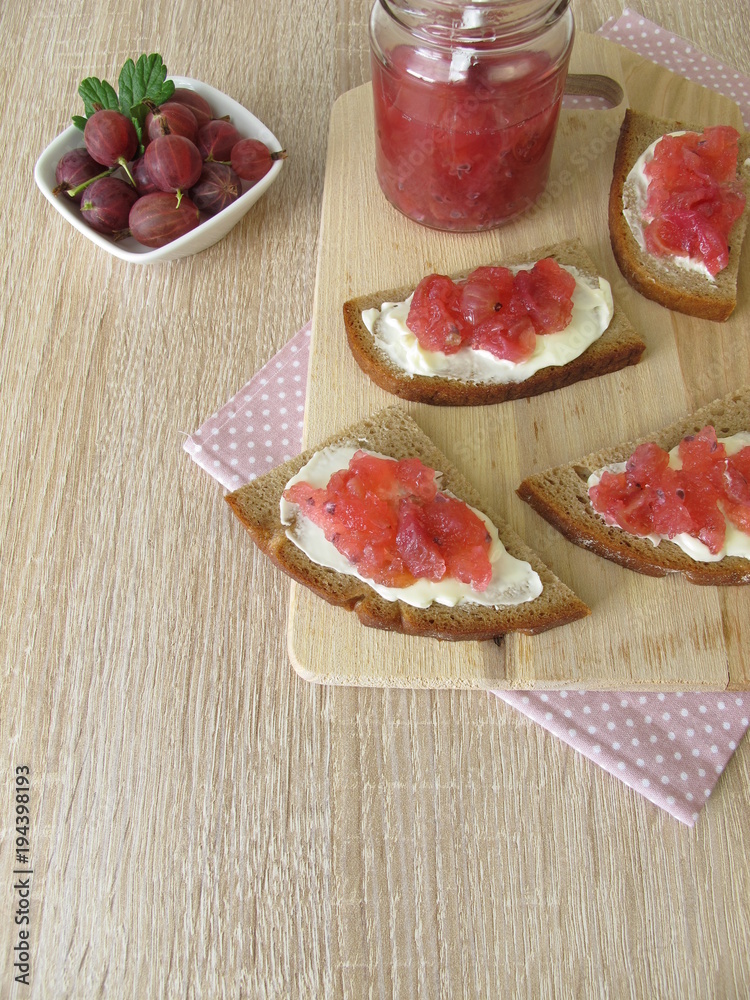 Marmeladenbrot mit selbst gemachter Stachelbeerkonfitüre Marmeladenbrot mit selbst gemachter Stachelbeerkonfitüre