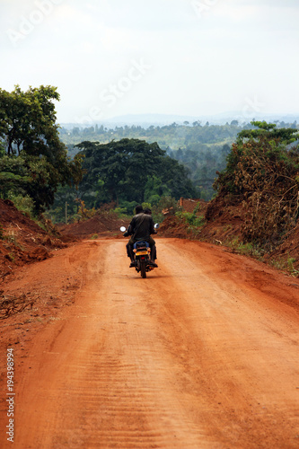 Lange einsame und staubige Wege in Afrika