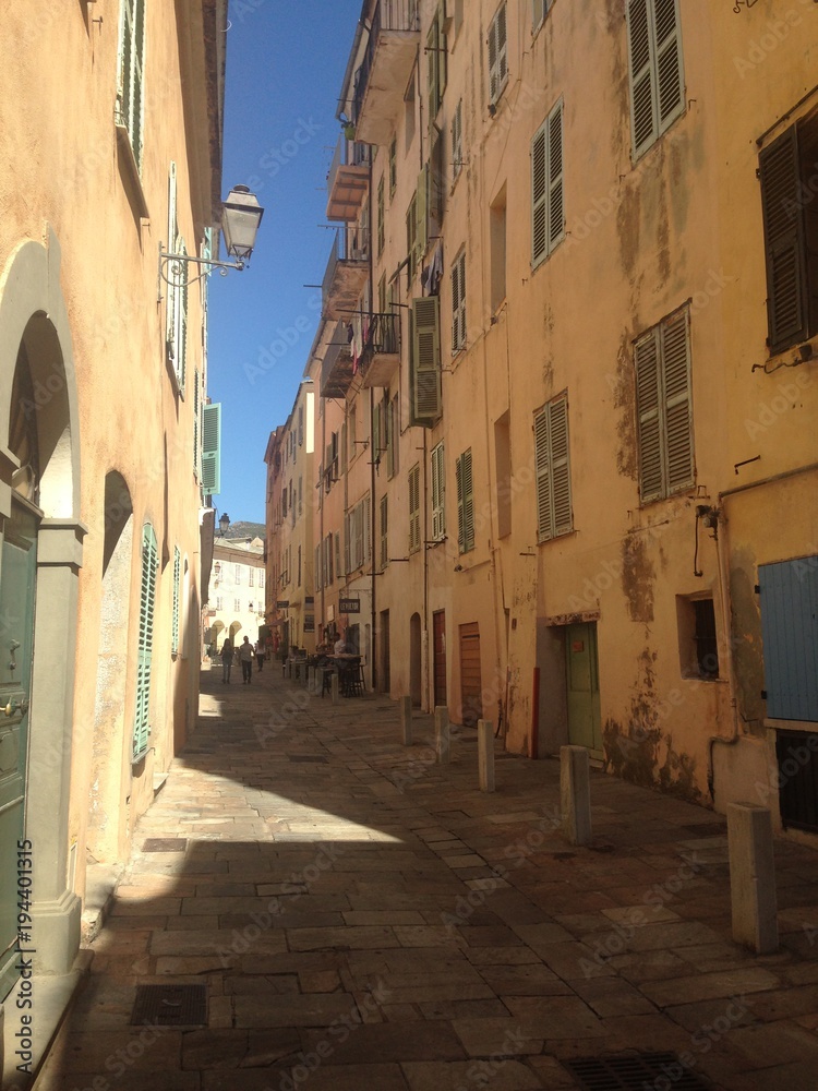 Obraz premium Rue ensoleillée