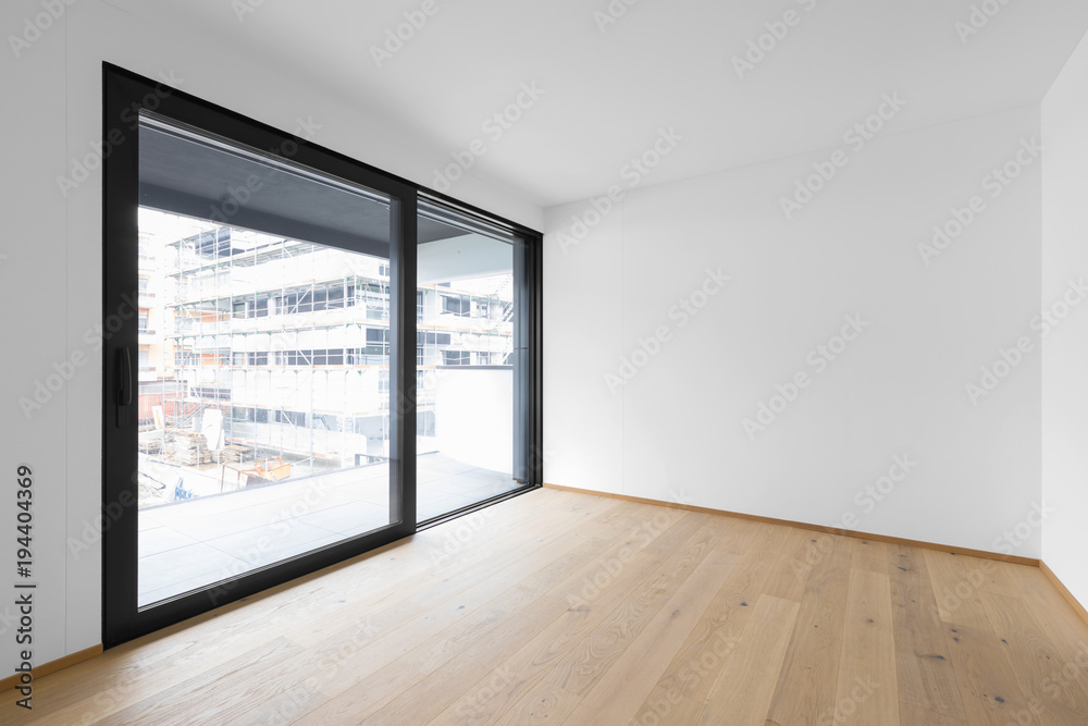 Obraz premium Empty room with large windows and balcony