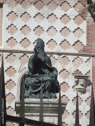 Statua papale tra punte acuminate a Perugia