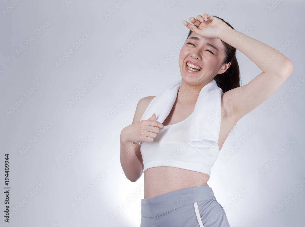 汗をぬぐう女性 汗をぬぐう女性