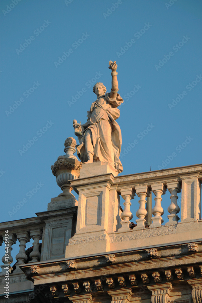 statue sopra ringhiera di un terrazzo nel centro città