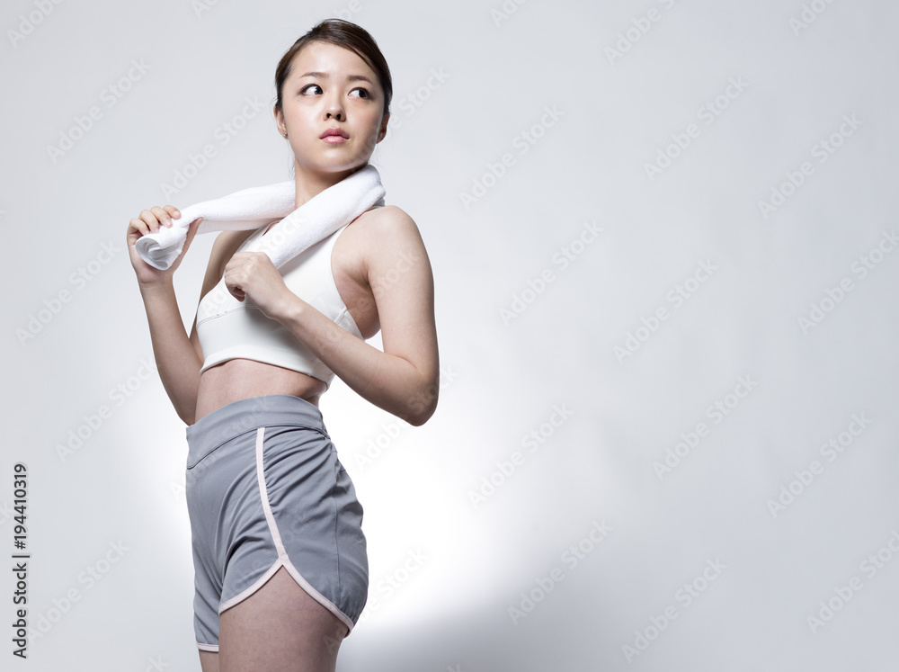 スポーツをする女性 スポーツをする女性