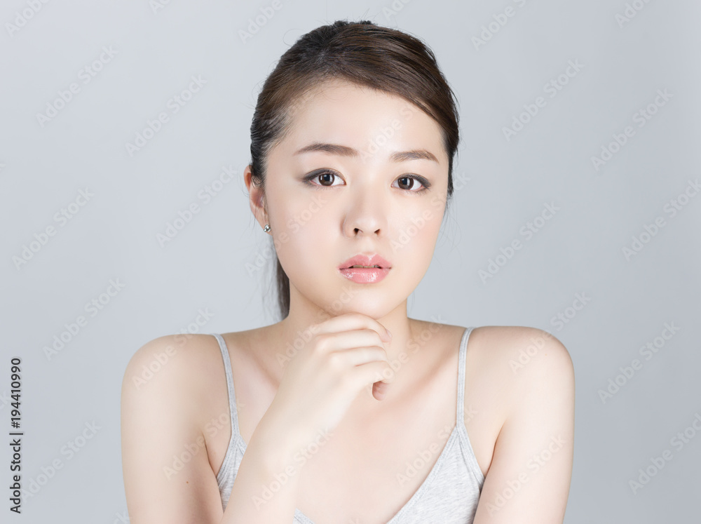 顎に手を当てる女性 顎に手を当てる女性