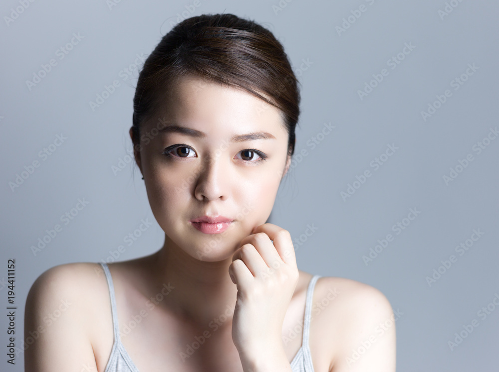 スキンケアで悩む女性 スキンケアで悩む女性
