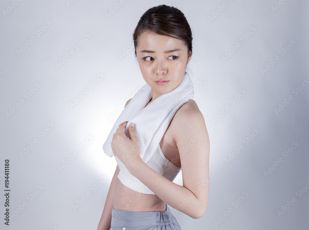 タオルを肩にかけたスポーツ女子 タオルを肩にかけたスポーツ女子