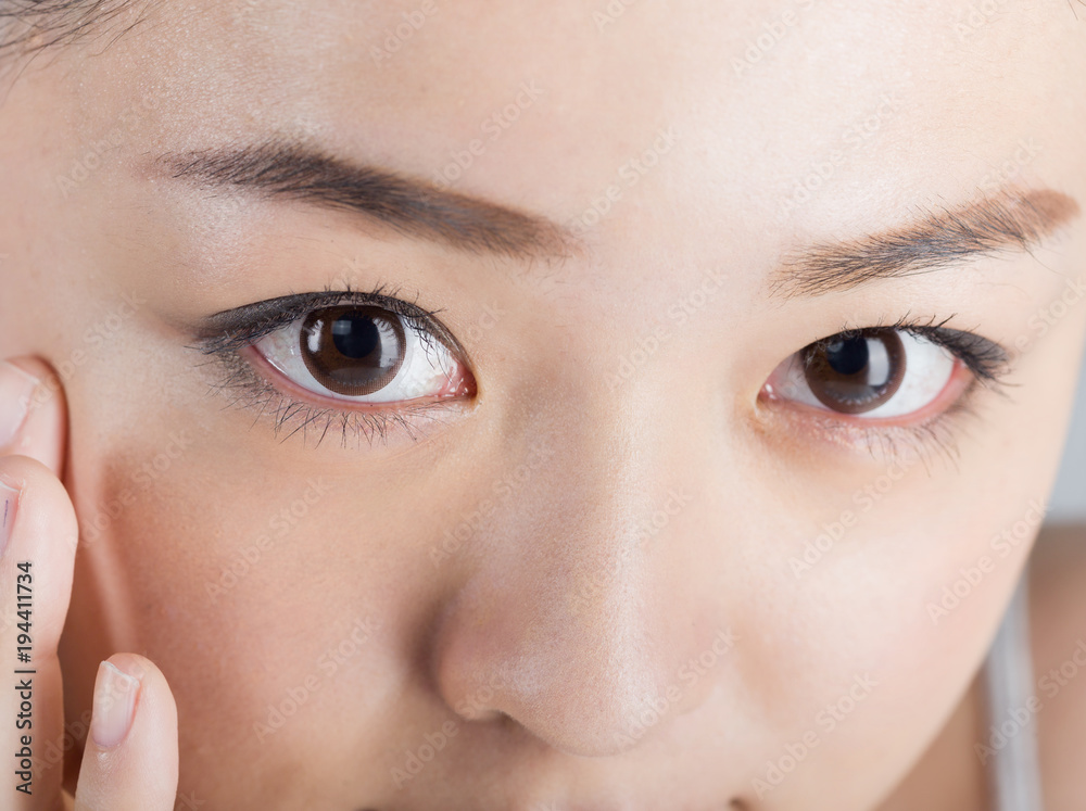 Fototapeta premium 目元を気にしている女性
