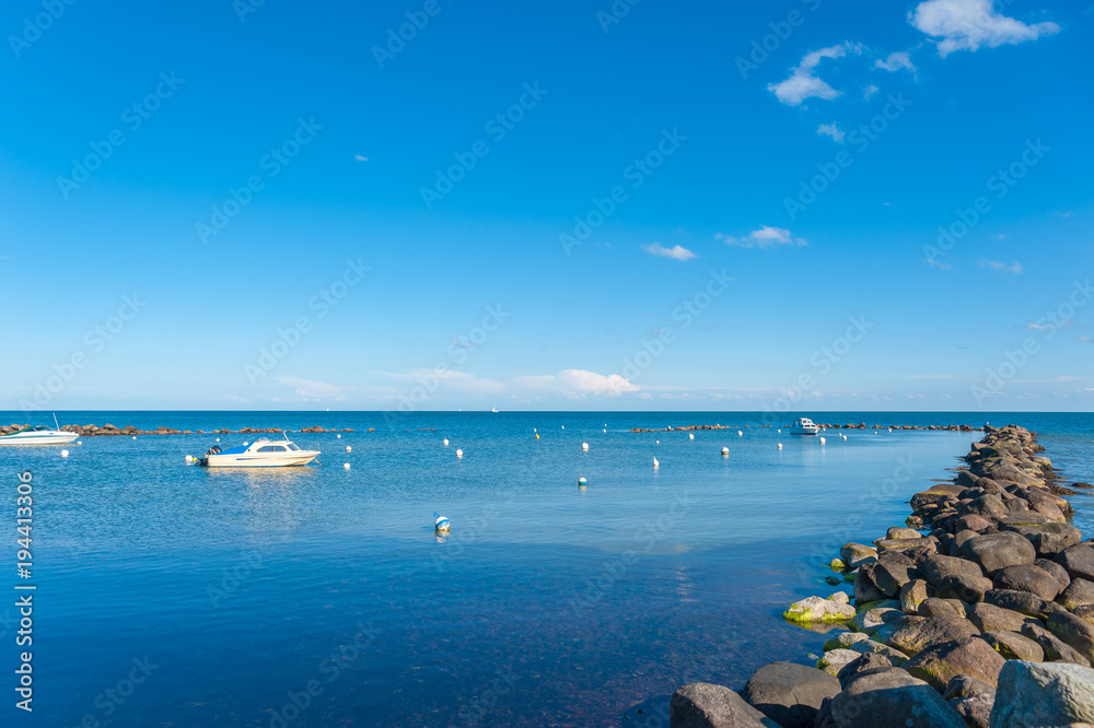 Fototapeta premium Naturhafen am Wulfener Hals mit Blick über die Ostsee, Insel Fehmarn