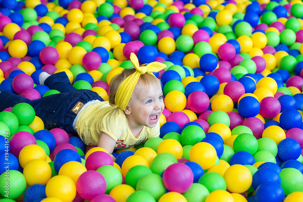 Little girl is played in balloons