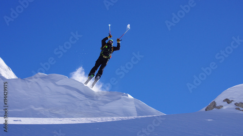 ski de poudreuse - saut de corniche