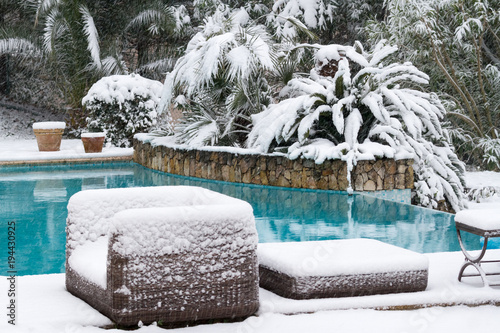Verschneites Schwimmbecken im Winter