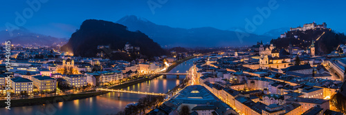 Panorama der Stadt Salzburg mit Hohensalzburg und Salzach am Abend