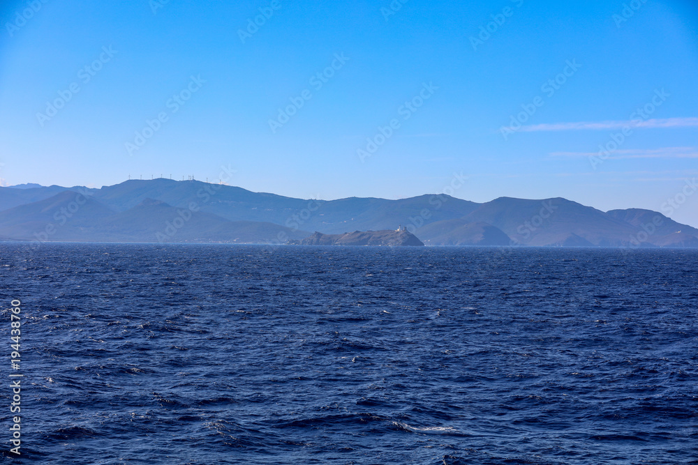 Küstenlinie bei der Fährfahrt nach  Korsika