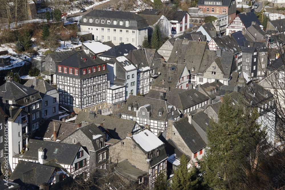 Fototapeta premium Monschau, mittelalterliche Fachwerkhäuser prägen das Stadtbild