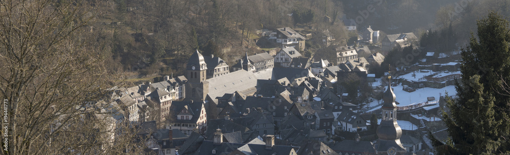 Fototapeta premium Monschau Panorama, Überblick über das mittelalterliche Städtchen im Morgenlicht